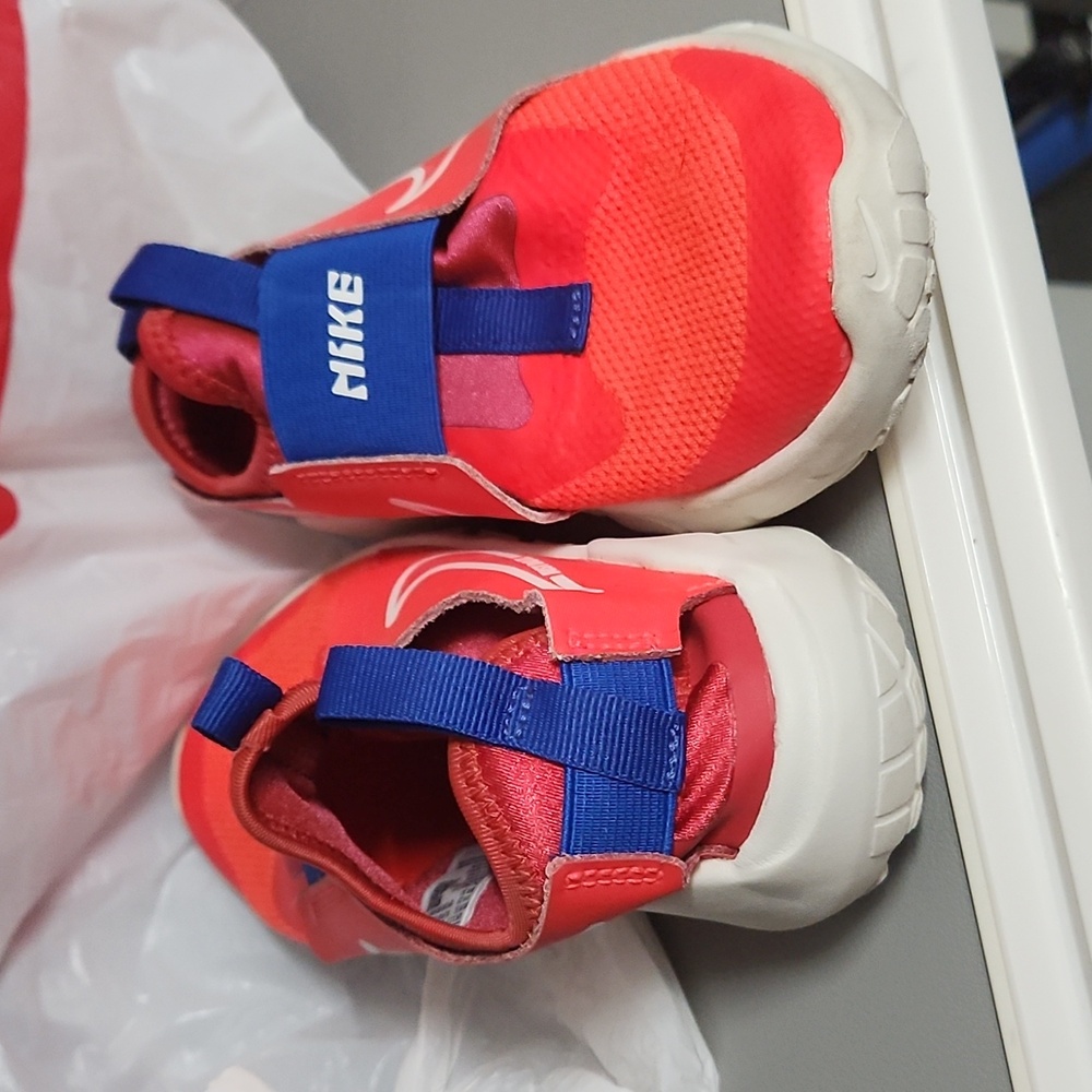 Nike - Picture 3 of 3